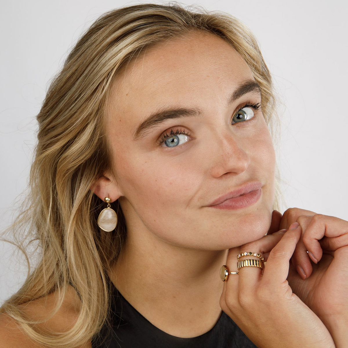 Goldener Ohrring mit rundem Rosenquarz-Anhänger