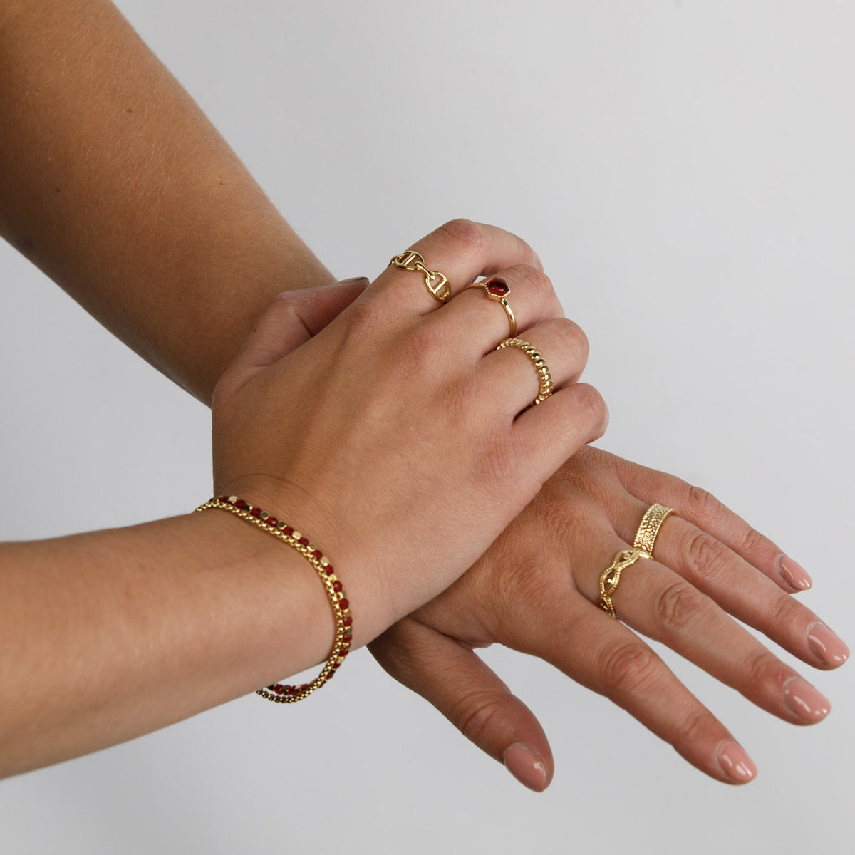 Goldener Ring - ovale Details - subtile Eleganz