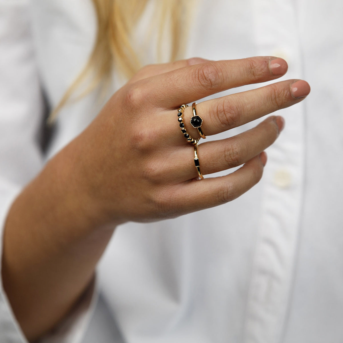 Goldener Ring - sechseckiges Design - schwarzer Glasstein