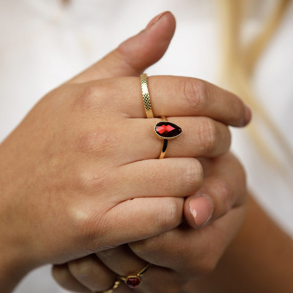 Gouden ring - getwist randje - rode glassteen