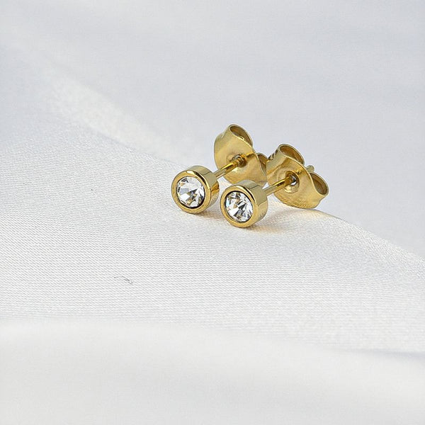 Strahlender goldener Ohrstecker mit Zirkonia - 4 mm