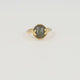 Ring mit Herzdetail und rundem Edelstein • Mondstein