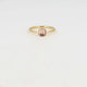Goldener Ring mit quadratischem Glasstein • Dunkelrosa