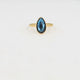 Gouden ring - getwist randje - blauwe glassteen