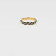Goldfarbener Ring mit schwarzem gedrehtem Muster