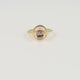 Ring mit Herzdetail und rundem Glasstein • Champagner