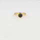 Goldener Ring - sechseckiges Design - schwarzer Glasstein