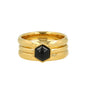 Goldenes Ring-Set mit schwarzem Glasstein