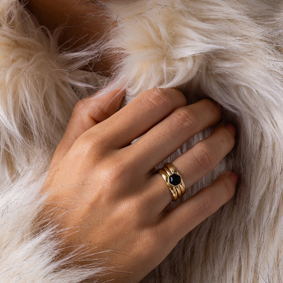 Goldenes Ring-Set mit schwarzem Glasstein