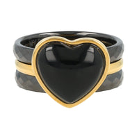 Gouden ringenset met Onyx hart: wijsheid & logica. 2 zwarte keramiek ringen. 1 jaar garantie.