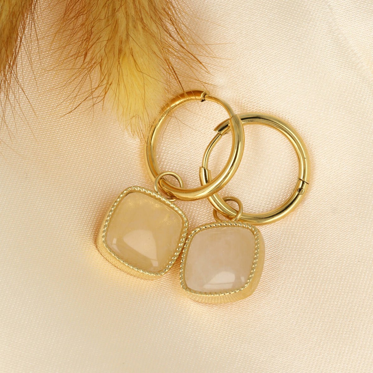 Stralende Gouden Oorring met Majestueuze Rose Quartz - My Bendel