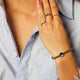 Elastisches Silberarmband mit blauem Kristallanhänger