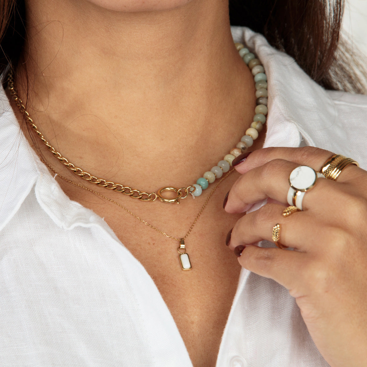 Goldene Kette mit weißem Aventurin-Anhänger