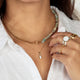Goldene Kette mit weißem Aventurin-Anhänger