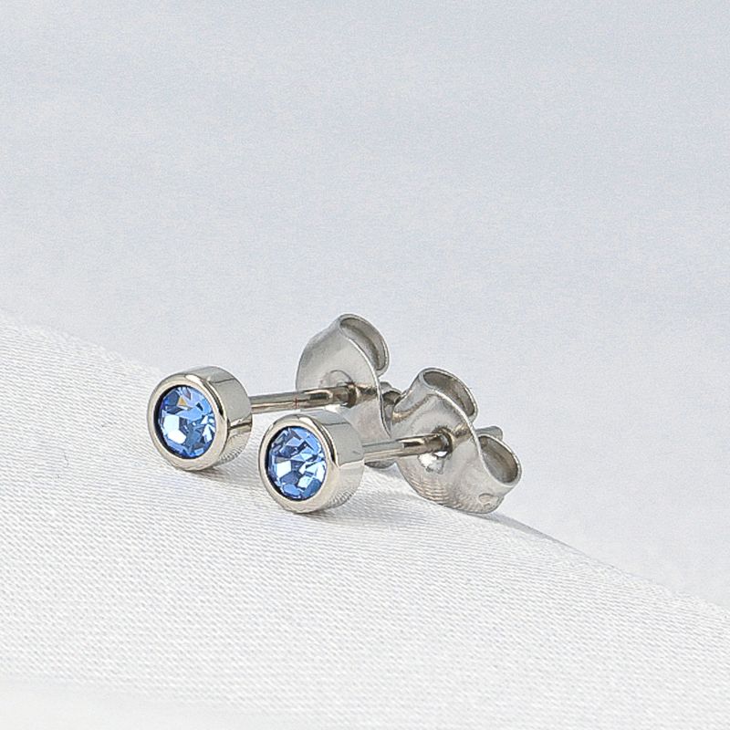Strahlende silberne Ohrringe mit Saphir Zirkonia 4mm
