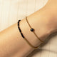 Vintage goldene Charm-Armband mit schwarzem Glasstein