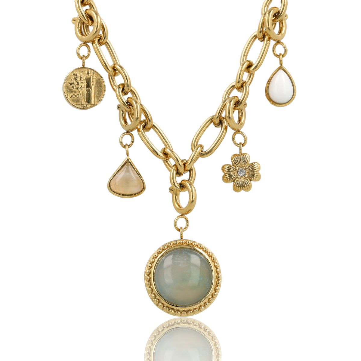 Ketting met edelstenen bedels en geluksbedels