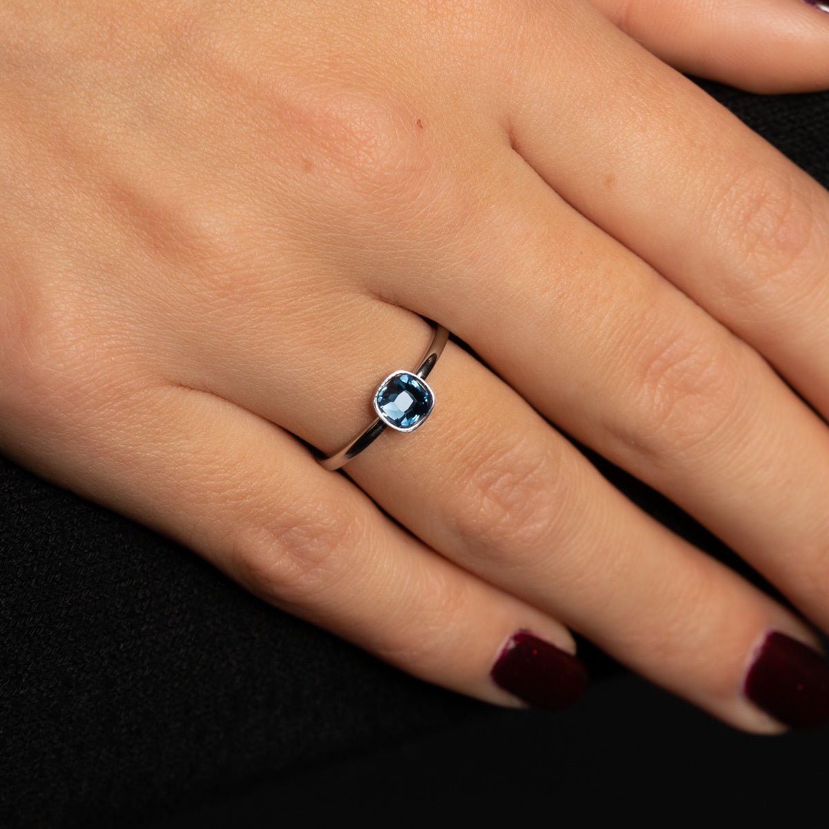 Zilveren aanschuifring - vierkante blauwe glassteen - My Bendel