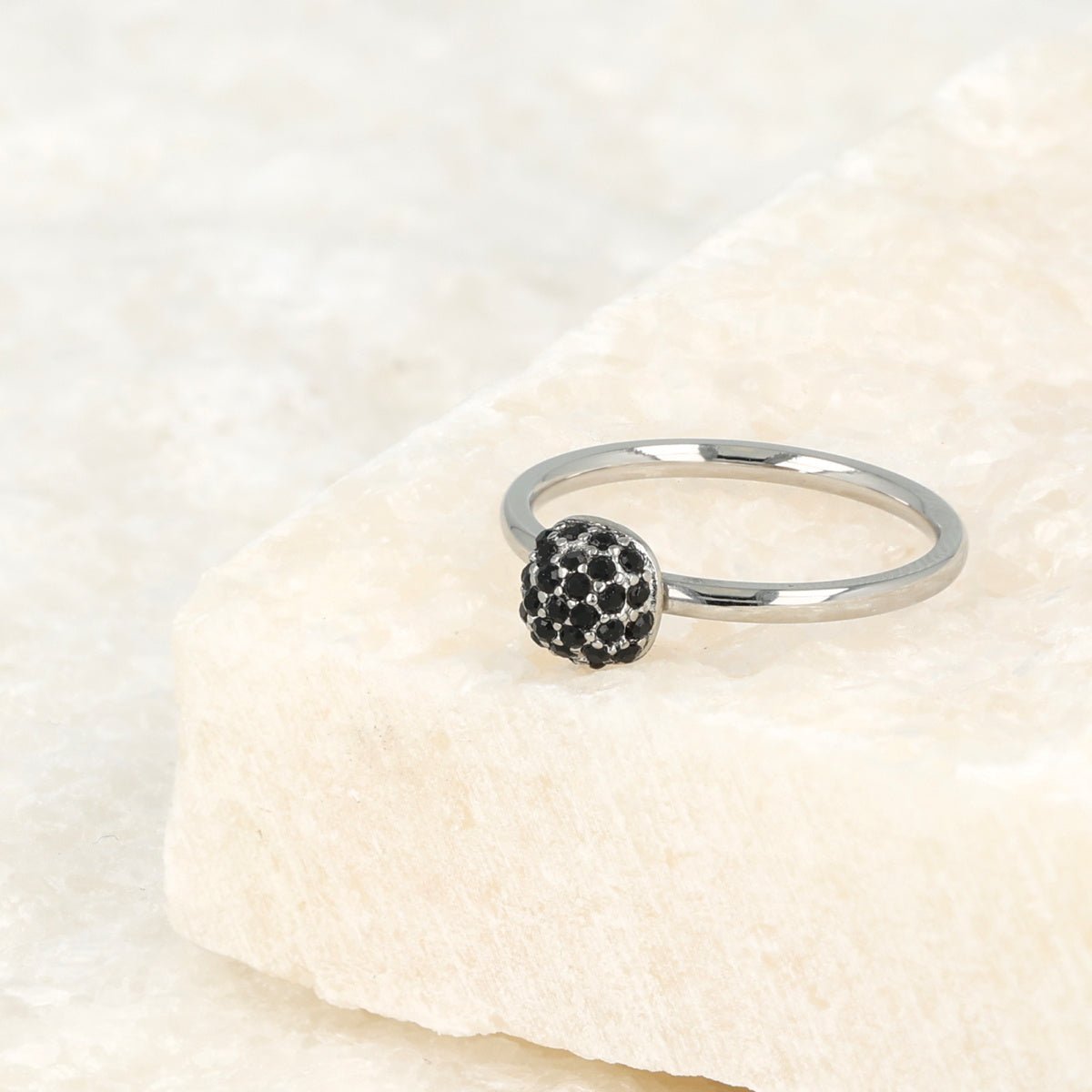 Zilveren ring met zwarte zirkonia - minimalistisch design - My Bendel