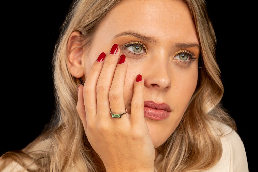 Zilveren ring - zachte groene rechthoekige glassteen - My Bendel