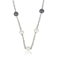 Silberne Gliederkette mit schwarzen und weißen Perlen